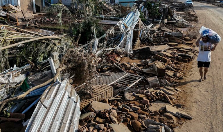 Chuva levou metade de cidade do RS embora: “Juntando os cacos”