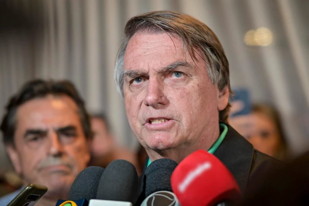 Jair Bolsonaro critica Lula por não visitar Rio após fortes chuvas