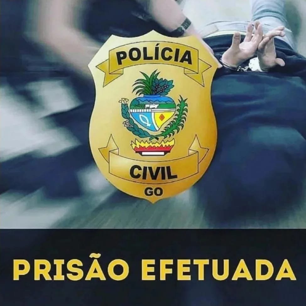 Por meio de uma faca tipo peixeira, um ladrão obriga a vítima a entregar seus pertences