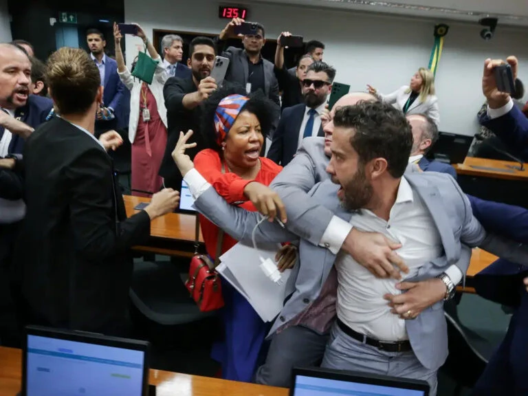 Câmara acelera PL que suspende mandato de deputado que brigar