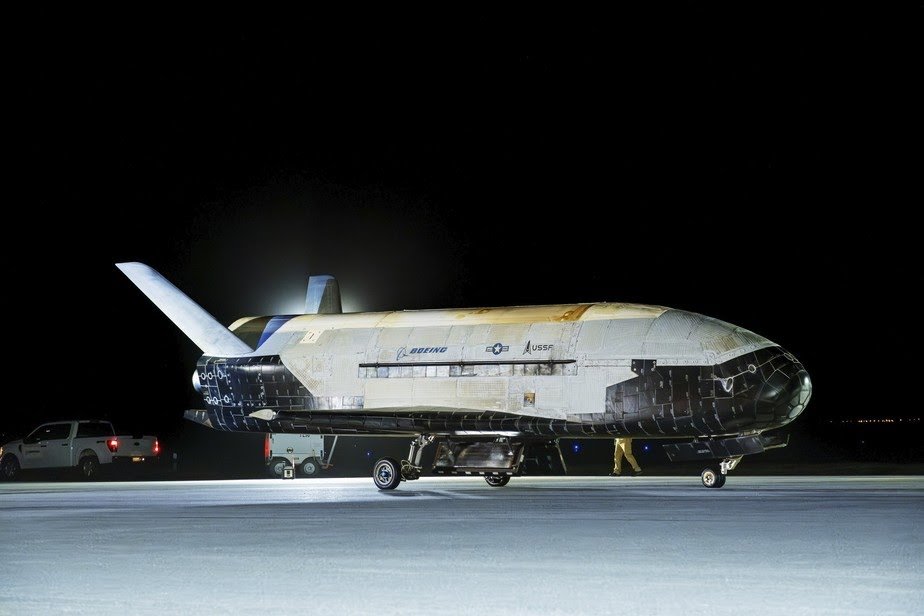 Ônibus espacial secreto dos EUA retorna à Terra após 434 dias no espaço