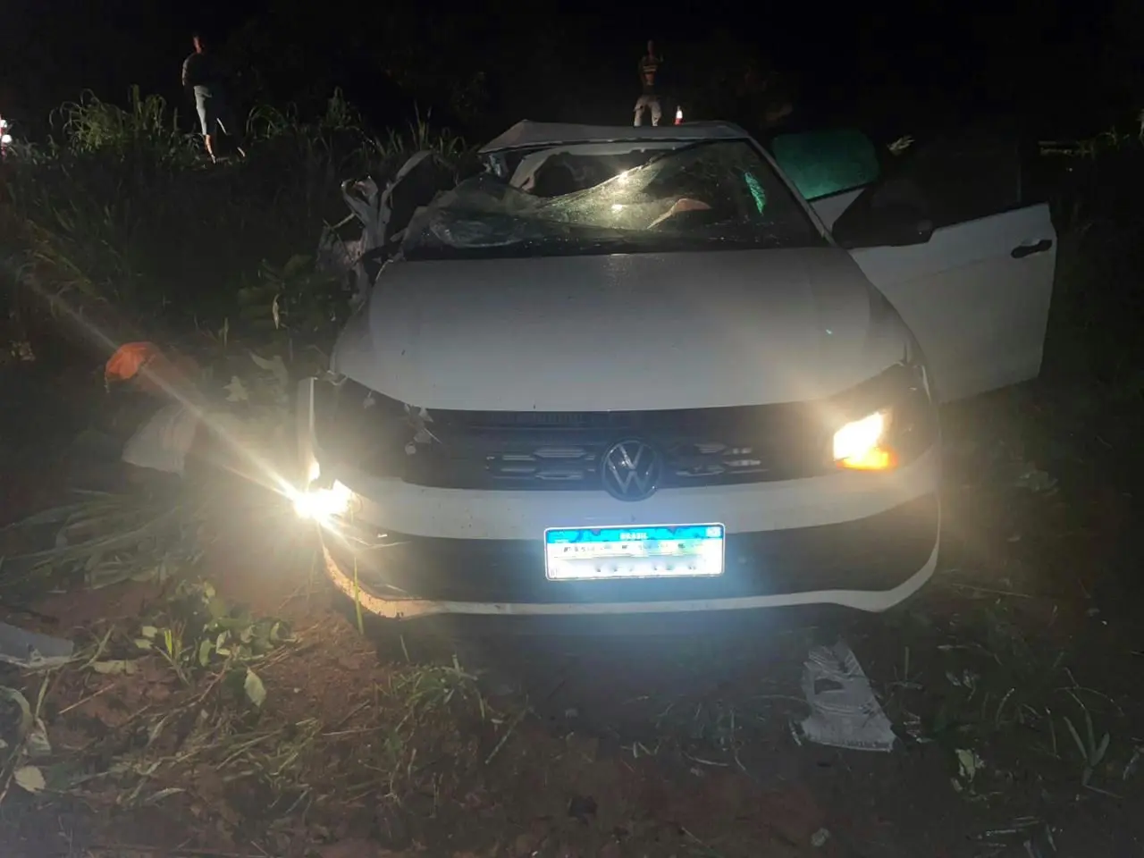 Mãe e filho morrem após colisão entre carro e caminhão na BR-153, em Porangatu