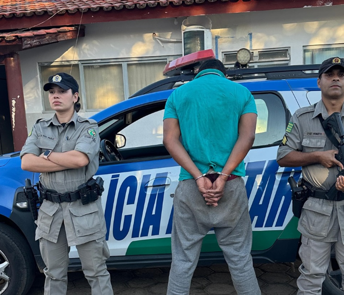 Homem é preso pela PM após furtar mercadorias de um supermercado de Uruaçu