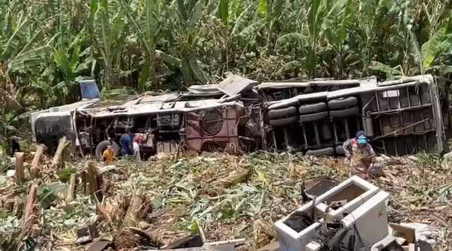 Trio elétrico capota e deixa três pessoas mortas e seis feridas em rodovia