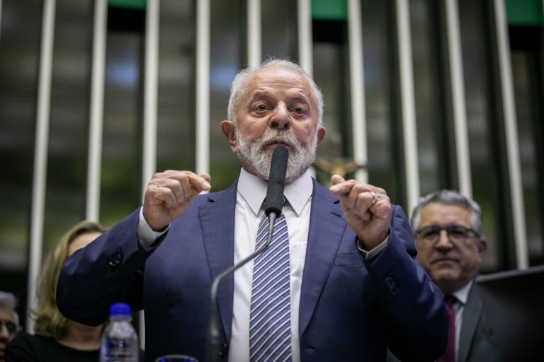 Lula veta pensão para crianças com microcefalia e revolta mães