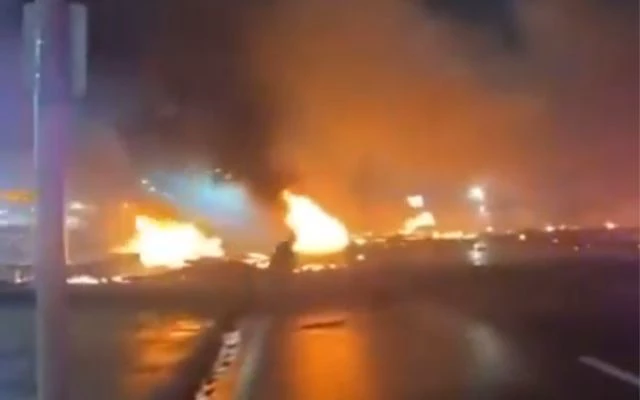 Avião cai em bairro residencial na Filadélfia e causa explosão