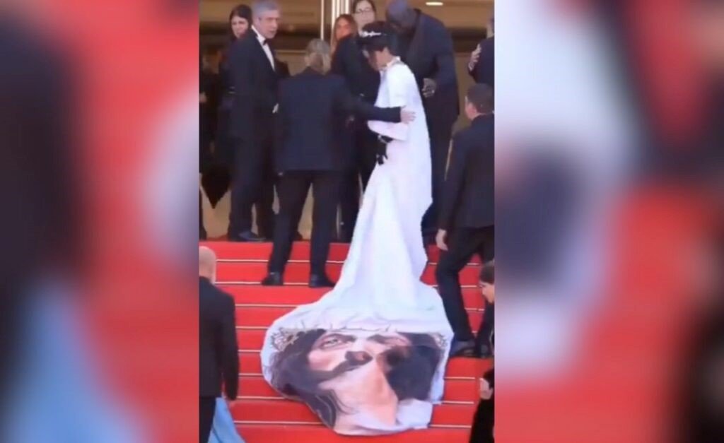 Cannes: Atriz é impedida de exibir rosto de Jesus em vestido