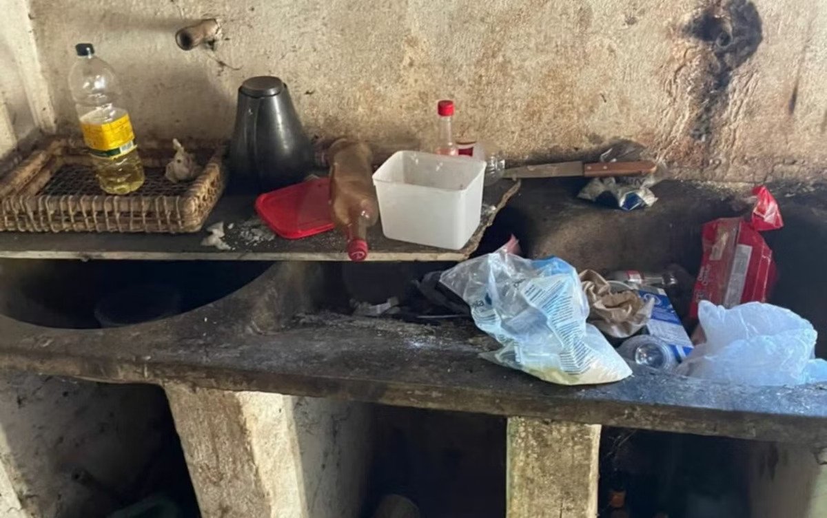 Homem de 70 anos é resgatado em casa sem teto, energia e água em Anápolis