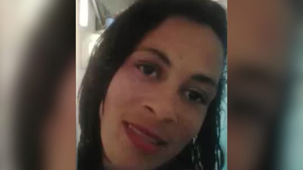 Menino de 9 anos esfaqueia a própria mãe e ela pede um último abraço antes de morrer