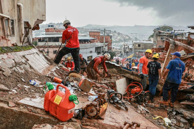 Mortes passam de 60 em MG, e seguem buscas por desaparecidos