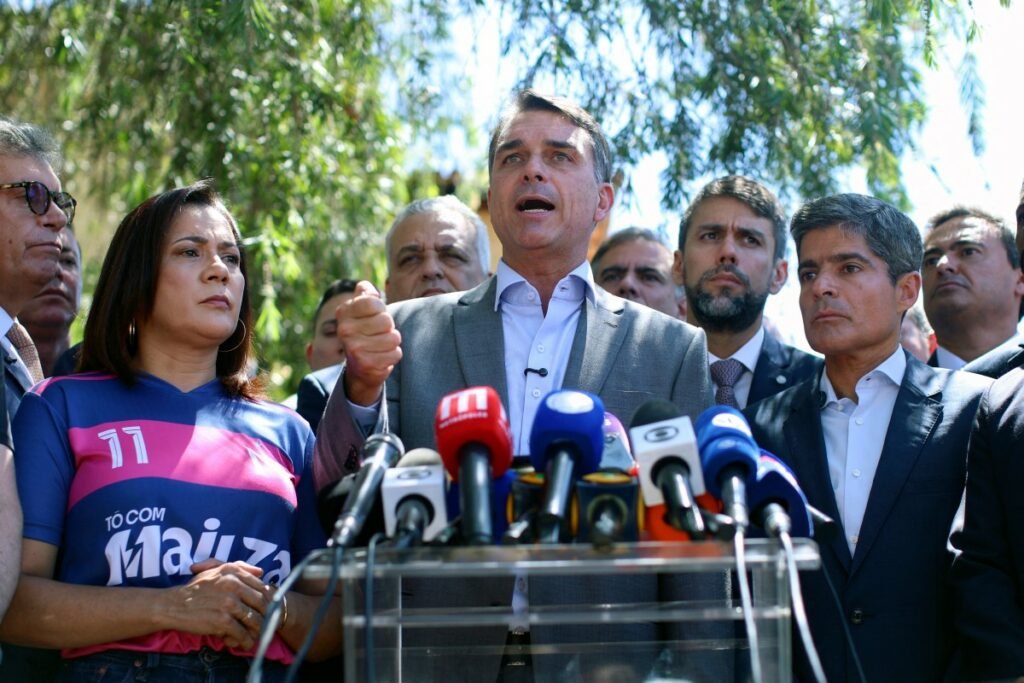Flávio Bolsonaro em coletiva de imprensa