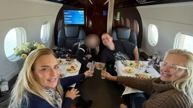 LUXO - Empresária realizou uma série de viagens com o filho do presidente - algumas em jatinhos fretados