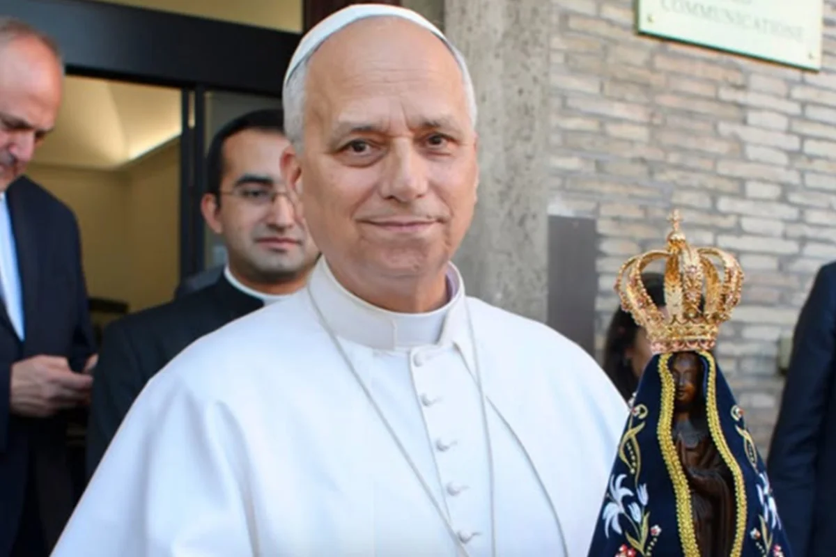 Papa Leão XIV se recupera de cirurgia para remover câncer